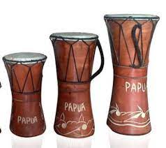 Djembe, disebut juga sebagai jimbe dalam bahasa indonesia, merupakan alat musik pukul yang dimainkan dengan cara memukul menggunakan jari atau telapak tangan.badan djembe umumnya terbuat dari kayu yang dipahat menggunakan mesin atau secara tradisional menggunakan pahat tangan dengan bentuk menyerupai cawan atau piala. Alat Musik Membranofon Dari Papua Honomi Kinuko