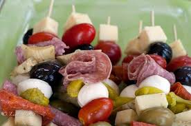 Ingredients Are Simple Cherry Tomatoes Small Balls Of Fresh Buffalo Mozzarella Green And Black Olives Genoa Salam Recetas De Comida Comida Comida Saludable