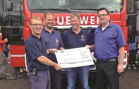 Scheckubergabe Beim Feuerwehrfest