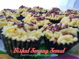 Parutkan doh supaya jadi seperti sarang semut. Biskut Sarang Semut Buat Orang Lapo