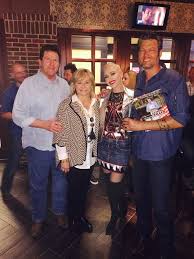 Gwen Stefani Supports Blake Shelton At His Hometown Concert Gwen Stefani Style Gwen And Blake Gwen Stefani