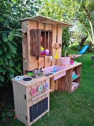 Keine lust auf ein gartenhaus von der stange? á… Matschkuche Selber Bauen Aus Paletten Obstkisten
