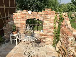 Da sind wir auf die idee gekommen eine ruienenmauer zu bauen. Ruinenmauer Im Garten Aus Backsteinen Selbst Gebaut Steinmauer Garten Gartenmauern Ruinenmauer