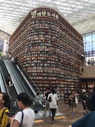 It holds fifty thousand books and magazines and it just looks like the dream. Starfield Library Starfield Coex Mall Seoul Korea Unique Library Library Beautiful Library