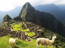 Peru is a country in south america, situated on the western side of that continent, facing the south pacific ocean and straddling part of the andes mountain range that runs the length of south america. Peru Rundreise Mit Gebeco Inkastadte Und Vielseitige Natur
