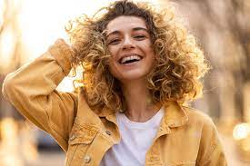 When talking about how to lighten hair naturally, i should point out that results can and will vary. How To Lighten Hair Naturally According To Hairstylists Hellogiggles