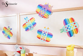 Flechtschmetterlinge Zum Basteln Und Aufhangen Flechten Fruhling Schmetterling Basteln Mit Kindern Basteln Fruhling Kindergarten Basteln Bastelideen