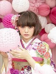 ２０１７ショート ボブの大人っぽい成人式髪型 編み込みや生花で華やかに don t worry be happy ボブ 着物 袴 卒業式 ヘアスタイル ショート 袴 卒業式 ヘアスタイル