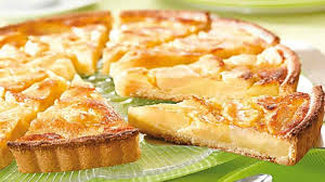 Étalez la pâte sablée dans un moule à tarte. Delicieuse Tarte Aux Pommes Normande Tasties Foods