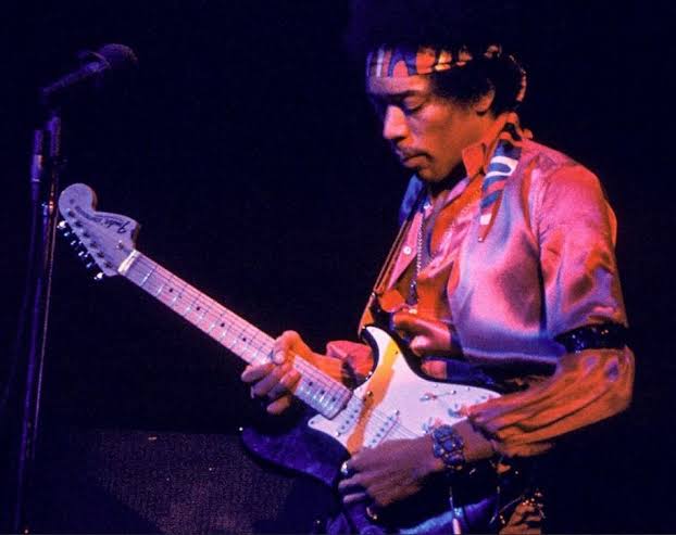 Dialogando un poco de Rock!! 🤔 Como todos saben y conocen de Jimi Hendrix, de su alto consumo de drogas, alcohol, de sus excentricidades, de su peculiar estilo, de como se vivía