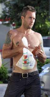 The most distinctive ones are the tats appearing on his arms (aka sleeve tattoos). Alex O Loughlin S Tattoos Part 1 What Is Real And What Is Not Alex O Loughlin Hawaii Five O Celebrities Male