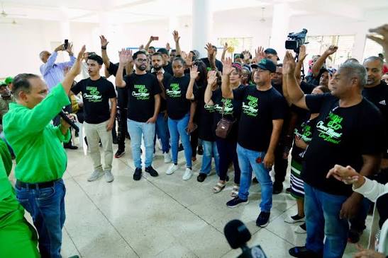 Radhamés Jiménez tomó juramento al equipo de trabajo de Charo Miqui en  Santo Domingo Oeste. Mujeres y hombres líderes, liderazgo territorial,  seguimos creciendo! Estamos comprometidos con el proyecto de Leonel  Fernández. #FPComunica #