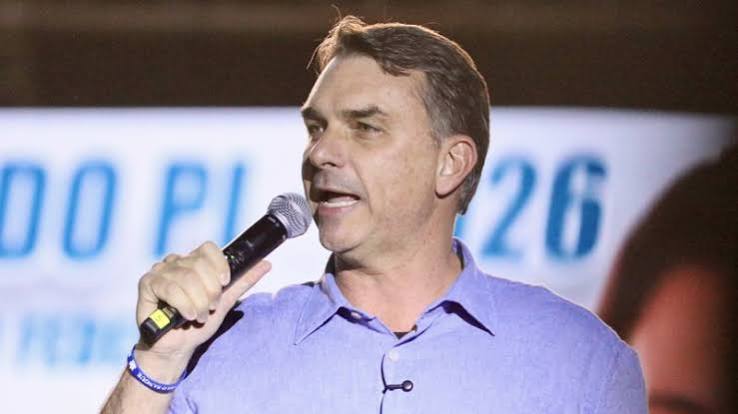 Flávio Bolsonaro discursa em evento em Itapetininga sobre indicações ao STF