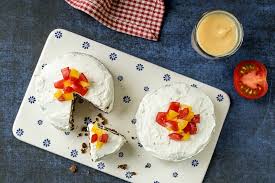 Rheinisches schwarzbrot, aus roggenschrot, roggensauerteig, roggenflocken und weizenmehl (im rheinland). Rezept Fur Ein Herzhaftes Schwarzbrot Tortchen Mit Eierlikor