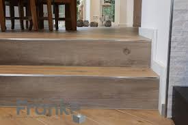 Im flur statt einem läufer mehrere runde teppiche kombinieren Treppe Mit Feinsteinzeugfliesen Und Schluter Schiene Schluter Feinsteinzeug Treppe Stufenschiene Fl Feinsteinzeug Fliesen Treppe Fliesen Fliesen Holzoptik