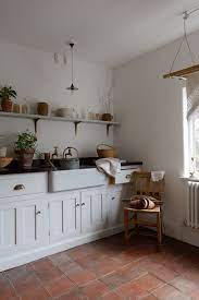 there is something wonderfully calm about this room it s practical and solid and feels very mediterranean you can haus kuchen landhauskuche kuche einrichten