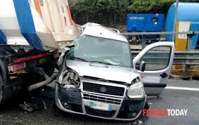 Le vittime sono un uomo e una donna originari di bisceglie, che non hanno retto al terribile schianto avvenuto al chilometro 466 dell'arteria autostradale abruzzese. Incidente Stradale In A14 Pescara 6 Feriti Grave Un Uomo Di Manfredonia