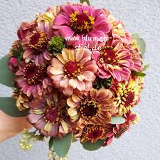 Sommerlicher Brautstrauss Aus Zinnien Brautstrauss Zinnien Kleine Brautstrausse