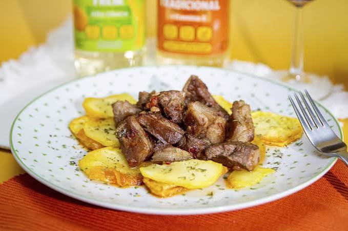 Cordero guisado con patatas fritas
