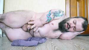 Enano se corre en las bragas de tu esposa muy rápido