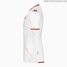 Die logos sind weinrot, während der kragen und die ärmelbündchen zwischen weinrot und orange aufgeteilt sind. Fc Metz 21 22 Heim Auswarts Dritte Trikots Veroffentlicht Nur Fussball