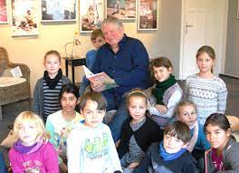 † 5.9.1988 in münchen) für mich als kind war er der trottelige räuber hotzenplotz. Sos Kinderdorfer Weltweit On Twitter Schauspieler Rainer Hunold Liest Am Vorlesetag Im Berliner Buro Der Sos Kinderdorfer Https T Co Unqgyvshgm Vorlesetag2017 Https T Co Lg4o1fp4en