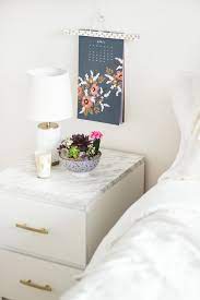 1001 idees et astuces pour decorer sa chambre a coucher avec un petit budget diy easy table de chevet ikea decoration chambre et mobilier de salon