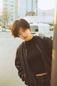 Tapered textured pixie with side bangs liven up your ordinary pixie haircuts with feathered layers and a few blonde babylights. Pin On Hair