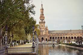 Sevilha é servida pelo aeroporto de sevilha, o sexto aeroporto mais movimentado da espanha. Praca De Espanha Sevilha Espanha Living In Iberia