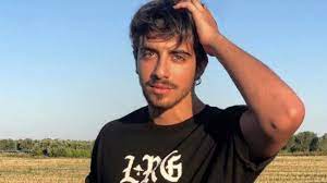 Visto l'avvicinamento al ballerino alessandro durante la permanenza ad amici qualcuno fa fatica a in tutto questo dove si colloca la relazione con alessandro cavallo, ballerino di amici, nonché. Chi E Alessandro Cavallo Amici 20 Biografia Eta Ballerino Instagram