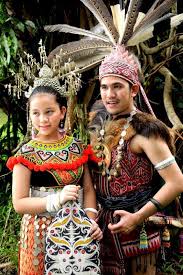 Orang iban biasanya menduduki di lembah sungai saribas, sungai skrang, sungai batang lupar dan sungai rajang. Steveen Ben Keunikan Pakaian Traditional Bangsa Iban Sarawak