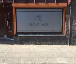 Tatlı saatlerinin klasiği lezzetli pasta, turta ve çikolatalarıyla, kakao ve kremaya dayalı batı kökenli tatlılarıyla baylan'ın tarihi 1923 yılına dayanır. Baylan Administratiekantoor Photos Facebook