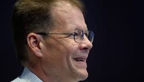 Scripps spelling bee: Meet the voice that's read almost every word