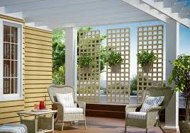Moderner Sichtschutz Garten Holzgitter Helle Farben Gartenmobel Pflanzkorbe Pergola Dach Pergola Schatten Holzpergola