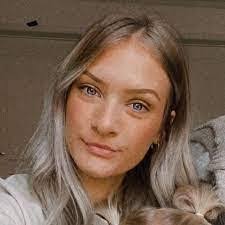 Ashley Drayer's Instagram, Twitter & Facebook