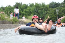 華人的端午節，華人的四大传统節日之一，与东亚其他地区的端午節同源于中国端午节。 端午節每年農曆五月初五慶祝，最初是夏季驅離瘟神和祭龍的節日，後來加入紀念多位華人地區歷史人物，最廣為人知的是紀念戰國時代楚國 詩人 屈原，他在五月初五這天投汨羅江自殺殉國 ，1939年，抗日戰爭. è¨Žè«– é«˜é›„æ·¹æ°´æ˜¯å ±æ‡‰å—Ž Pttè©•åƒ¹