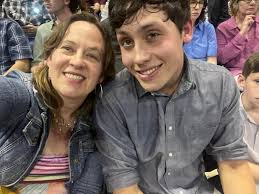 Great job parents 🎤🕺🏼🎶