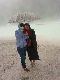 Kawahputih Bau Belerang Dan Air Hujan Kalau Ga Inget Besok Harinya Kerja Rasanya Mau Lempar Payung Dan Menikmati Hujan Yang Deras Indah Itu Payung Hujan