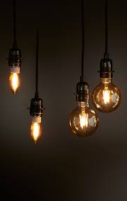 Des Ampoules A Filament Pour Un Resultat Industriel Au Look Vintage Castorama Inspiration Decoration Ideedeco Tendanc Luminaire Castorama Lampe De Bureau