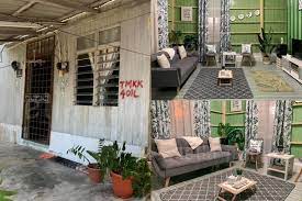 Desain ruang tamu yang satu ini dikhususkan untuk ruang tamu yang memang sangat terbatas luas ruangannya. Dari Luar Terlihat Sangat Sederhana Penampakan Ruang Tamu Rumah Kayu Ini Ternyata Mewah Hingga Bikin Takjub
