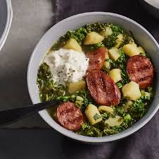 Lahana Corbasi Soslu Receta En 2020 Recetas Con Salchichas Col Rizada Sopa De Col Rizada