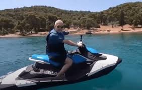 Ο τάσος δούσης ήταν καλεσμένος του γρηγόρη αρναούτογλουστο the 2night show. Epestrepsan Oi Eikones O Tasos Doyshs Mas 3enagei Sthn Paralia Diamanti Twn Spetswn Video Greek Web Tv Live