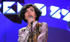 The film narrates the life of mia martini, including her artistic career, her entourage, her sister loredana, the managers she knew, and her tumultuous relationships with their parents. Io Sono Mia Due Cantanti Hanno Chiesto Di Non Essere Nominati Nel Film Archivio Biccy It