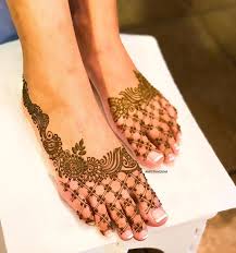 2 502 Likes 7 Comments Amrita Kale Amritahenna On Instagram Modern And Simplistic Bridal Henna Desig In 2020 Henna Designs Feet Foot Henna Bridal Henna Designs