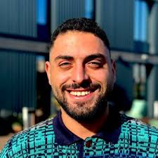 Guess what happens when you raise $60m and the VCs pressure you into hiring  a VP Sales too early? Mac Reddin 🦕 Founder of Commsor 🦕 shares his  experience with me and