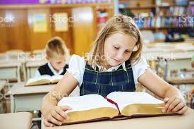 Resultado de imagen para imagens de niÃ±os leyendo la Biblia en el colegio