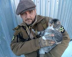 Веде однойменний блог у стилі політичної сатири на платформі жж. V Chasy Ispytanij V Minuty Otdyha