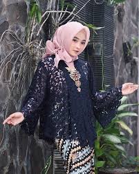 Ada fitur profil perkenalan, foto, dan kirim pesan. Pin Di Women S Fashion