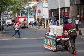 En el Centro de Culiacán, los visitantes resienten el calor