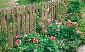 Naturlicher Charme Ein Holzzaun Fur Den Garten Holzzaun Zaun Garten Gartenzaun